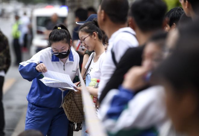 上海高考延期一个月，全国考生吵架“翻车”：这对我们不公平