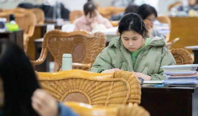 英语手抄报学生学习_学生努力学习到很晚的英语_英语学生