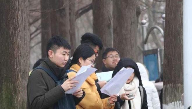 学生努力学习到很晚的英语_英语学生_英语手抄报学生学习