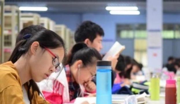 英语学生_学生努力学习到很晚的英语_英语手抄报学生学习