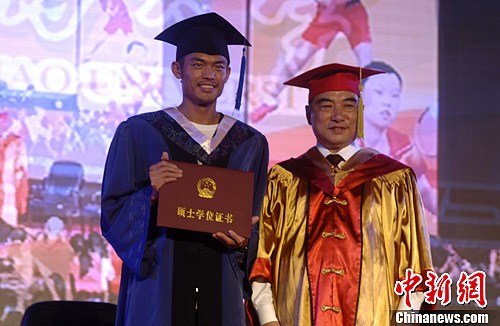 10月17日，奥运冠军林丹回到福建泉州华侨大学，参加华侨大学奥运健儿表彰大会。华侨大学校长贾益民为林丹颁发硕士学位证书，林丹成为中国第一位拥有硕士学位的现役羽毛球运动员。[中新网]