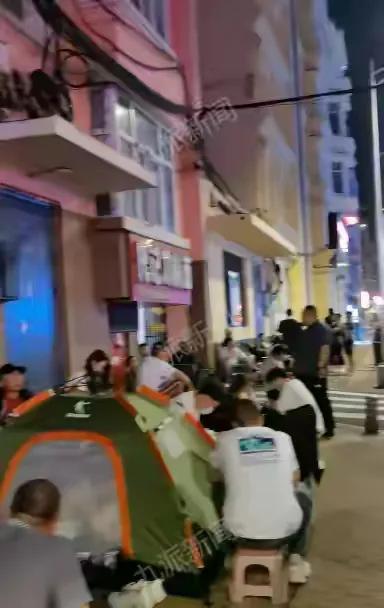 哈尔滨一中专录取不要求分数，家长深夜排队带帐篷，排队两晚等候