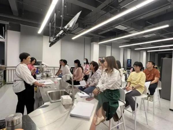 自我介绍英语口语_口语英语介绍一部电影_口语英语介绍自己