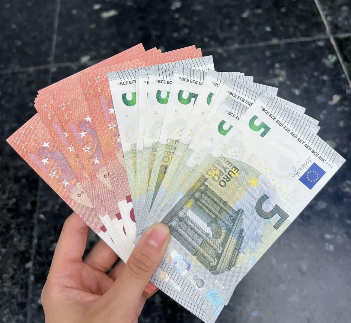  出国旅游证件准备 __出国日常英语口语900句
